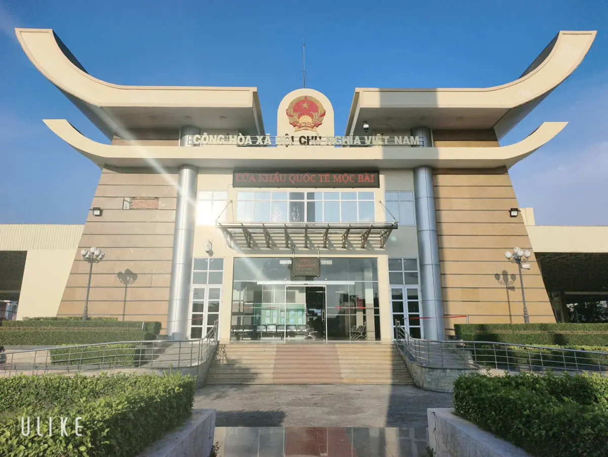 Moc Bai International Border Gate building seen from the front